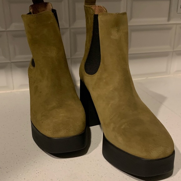 Intentionally Blank “Chelsea” Boot - Picture 3 of 10